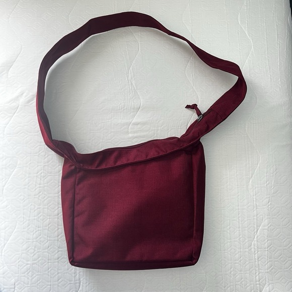 Ogio Women's Brooklyn Messenger Bag Tablet Purse Zippered Lifestyle Travel Red - Picture 8 of 9